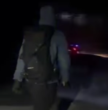 Turişti bucureşteni, înzăpeziţi cu autoturismul, duminică seară, în zona Piatra Arsă din Dâmboviţa