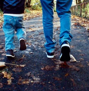 De la mic la mare: pantaloni pentru băieți și bărbați la modă