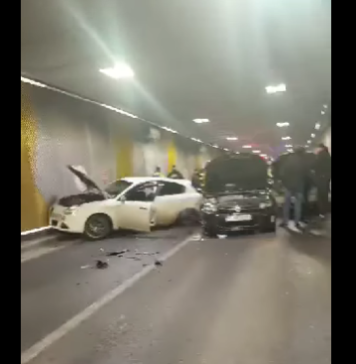 VIDEO/ Carambol în Pasajul Unirii din Bucureşti! Un şofer a fugit de la locul accidentului