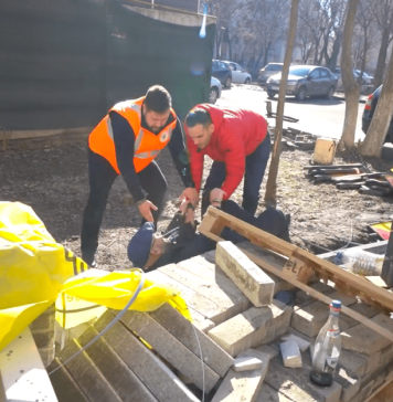 VIDEO/ Primarul Piedone a căzut în timp ce se afla pe un șantier din Sectorul 5: „M-am julit puțin, dar… nu-i băi”