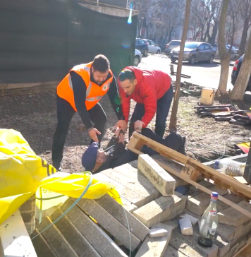 VIDEO/ Primarul Piedone a căzut în timp ce se afla pe un șantier din Sectorul 5: „M-am julit puțin, dar… nu-i băi”