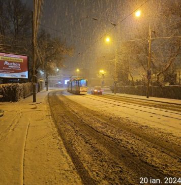 UPDATE Mijloacele de transport STB, blocate din cauza ”dâmburilor de zăpadă”. Acum, serviciul de transport public funcţionează în parametri normali