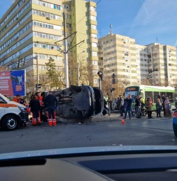 Ambulanță răsturnată lângă Mall Plazza, în urma unui accident