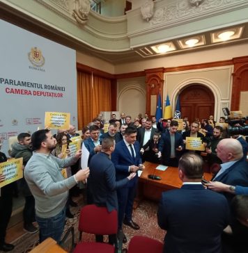 VIDEO Protest AUR în sala de grup a PSD împotriva comasării alegerilor