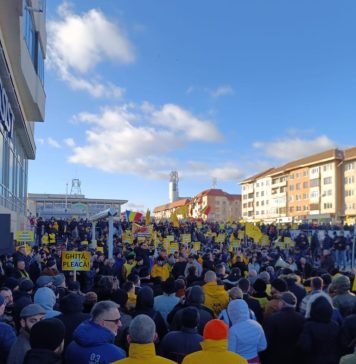 Miting AUR: Peste 3000 de suceveni i-au cerut lui Gheorghe Flutur să plece