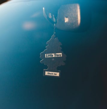 Codul Rutier 2024: Cât e amenda pentru cei care pun brăduț parfumat la oglindă