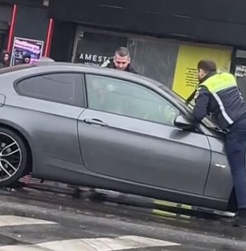 VIDEO viral pe Tik Tok cu un polițist care s-a urcat pe capota unei mașini oprite în trafic. Explicația Poliției Rutiere