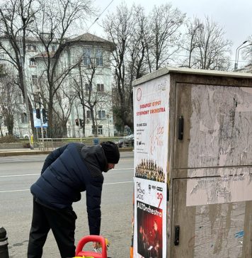 Un bărbat care punea afișe în Sectorul 2 a fost sancționat și va trebui să le dezlipească pe cele lipite