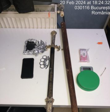 Arme albe, plicuri cu substanțe suspecte și un iPhone posibil furat, găsite asupra unui grup de 5 persoane, în Centrul Vechi