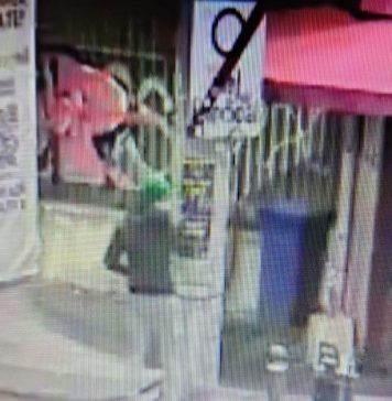 Bărbați care lipeau afișe pe stălpii din Sectorul 2, amendați fiecare cu câte 3000 de lei