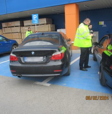 Amenzi de 12.000 lei pentru șoferii care au parcat pe locurile persoanelor cu handicap, la Dedeman și Carrefour Colentina