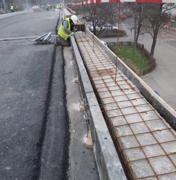 FOTO/ Traversele liniei de tramvai sunt montate în proporție de 80% pe Podul Gran