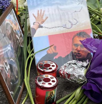 FOTO Omagiu adus lui Alexei Navalnîi în fața Ambasadei Rusiei la București