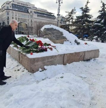 MAE: Ambasadorul României la Moscova a depus flori la Piatra Solovețki, în semn de doliu pentru moartea neașteptată și șocantă a lui Alexei Navalnîi