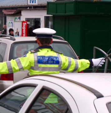 Reacţia unor poliţişti locali din Bucureşti după ce un bărbat i-a oprit în trafic şi le-a spus că soţia sa naşte