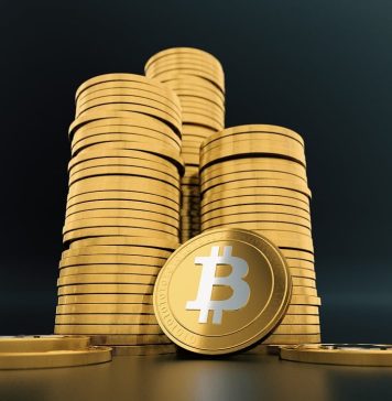 Un bărbat care a furat un ATM de bitcoin, prins de poliţişti în aeroport