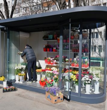 În Sectorul 6 au fost instalate noile chioșcuri de flori, elegante și moderne/ Ciucu: ”Vor fi ocupate de aceiași comercianți”