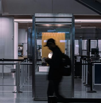 Magazinele din Aeroportul Otopeni, suspendate temporar pentru 30 de zile