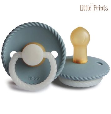 (P) Suzetele Frigg sunt disponibile într-o gamă variată de culori și model la Little Prints