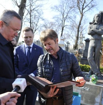 Nicolae Ciucă, omagiu la mormântul poetului Grigore Vieru din Chișinău