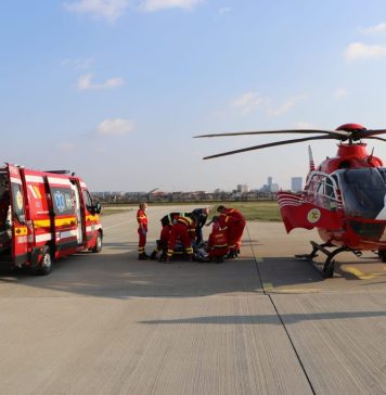 Polițistul din Botoșani, accidentat în timp ce dirija traficul, adus la București cu un elicopter SMURD