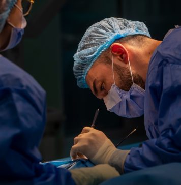 Primul caz din România de operație pe creier prin pleoapă a avut loc la Spitalul Militar „Carol Davila”