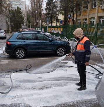 Primăria Sectorului 6 a spălat trotuarele din zona școlilor și kiss and ride-urile