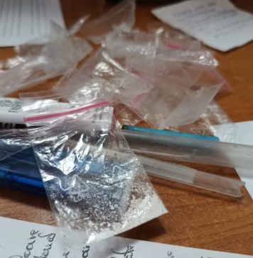 Doi tineri, prinși de polițiștii locali din București cu substanțe suspecte asupra lor