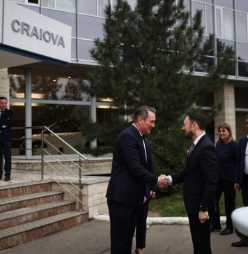 Mircea Fechet (PNL), la fabrica Ford: Buget record de 1 miliard de lei pentru Rabla Plus, la autoturisme electrice / La fabrica Ford din România se va produce în curând primul autoturism electric