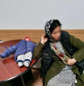 O „mamă” care apela la mila trecătorilor în zona AFI Cotroceni, în atenția Poliției Locale Sector 6