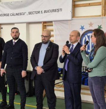 Ambasadorul Italiei, împreună cu primarul Cristian Popescu Piedone la inaugurarea programului „Inter Campus-Parada” destinat copiilor din cartierul Ferentari