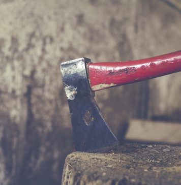 Angajatul unei benzinării din Capitală a fost atacat cu toporul. Suspectul, reţinut de procurori