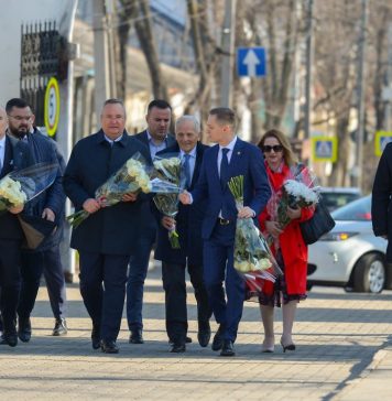 Nicolae Ciucă, omagiu la mormântul poetului Grigore Vieru din Chişinău