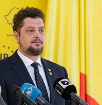 Senatorul Claudiu Târziu: Este uluitor! Un elev român de clasa a X-a, din Baia Mare, a fost sancţionat pentru că a adus în şcoală stickere pe care scria ”Eroii nu mor niciodată” şi ”Basarabia e România”