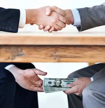 „România a ajuns un talcioc cu valutiști politici unde se cumpără primari; împărțiri de ciolan, furăciuni de fonduri, combinații pe funcții și trădări la colț de stradă în întreaga ţară”, spune liderul Partidului Republican