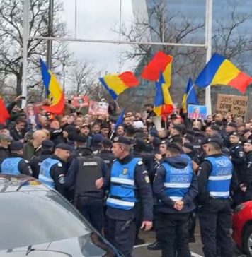 Protest AUR la congresul PPE: „Trădătorii”, „Afară, afară cu Ursula din ţară”, „Hoţii”, „Suveranitate”, „Jandarmeria apără hoţia”, strigă protestatarii
