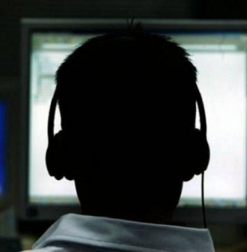 Presa din Ungaria a ajuns să se întrebe cum de cancelariile occidentale în loc să ceară să se ia măsuri urgente, sunt „mute” la faptul că România a devenit în mod evident un stat încăput pe mâna serviciilor secrete, cu o populaţie care sărăceşte, dar cu sume enorme alocate serviciilor