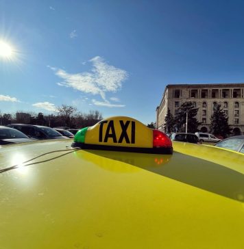 Un ucrainean a furat un taxi din București şi l-a abandonat pe Calea Victoriei