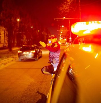 Femeie din Bucureşti, anchetată pentru violenţă în familie, după ce şi-a înjunghiat de mai multe ori soţul cu un cuţit de bucătărie