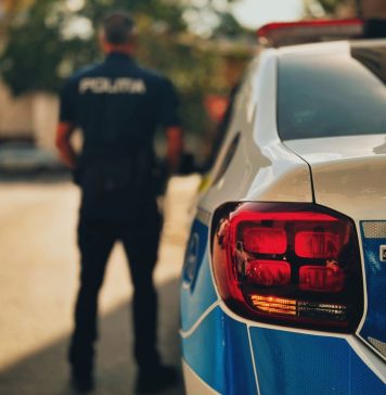 O fetiță de 2 ani a căzut de la etajul unui bloc din București. Poliţiştii efectuează cercetări