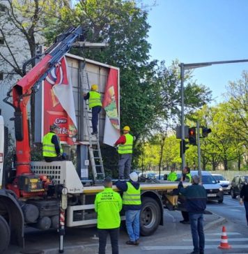 Un alt panou amplasat ilegal în Sectorul 1 a fost desființat