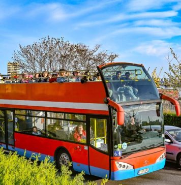 Turiștii se pot plimba cu autobuzele supraetajate din Constanța de 1 Mai și Paște