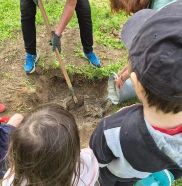 Copii de grădiniță și elevi de la școli și licee din București au plantat copaci și flori în Parcul Tineretului