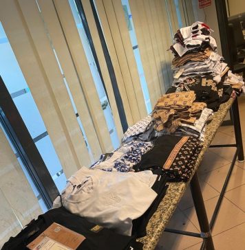 Două femei au fost descoperite cu haine contrafăcute de 1 milion de lei în bagaje, pe aeroportul Otopeni