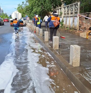A început curățenia de primăvară în Piața Gorjului, zona parcării, dar și pe Bd. Timișoara
