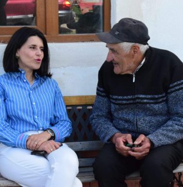 Ana Loredana Predescu – candidat AUR, Președinția CJ Brașov: Degeaba avem locuri în Brașov pe care Dumnezeu le-a binecuvântat cu frumusețe dacă oamenii, precum dl Pălășan Mircea, primarul comunei Bunești, un alt vătaf PNL, le ține de douăzeci de ani izolate, în mizerie