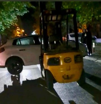 Paznicul unei firme din București, beat fiind, a mutat cu motostivuitorul o mașină parcată