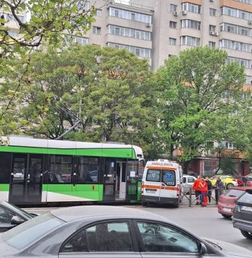 ULTIMA ORĂ Tramvaiele nu circulă pe şoseaua Ştefan cel Mare, după un accident între o ambulanţă şi un tramvai