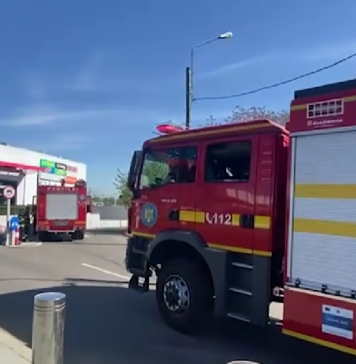 Incendiu violent în parcarea unui centru comercial din București