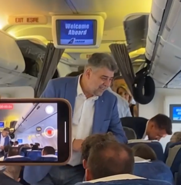 Membrii ansamblului folcloric „Florile Visei” revin în ţară cu aeronava cu care se deplasează premierul